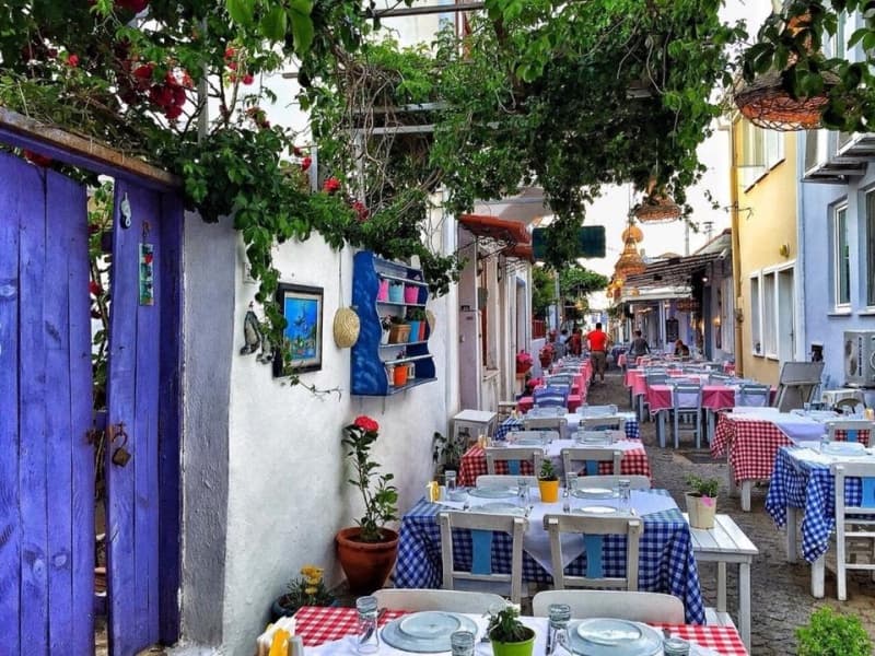 Bozcaada Rum Mahallesi Sokak Arası Akşam Üstüne hazırlanan Restaurantlar