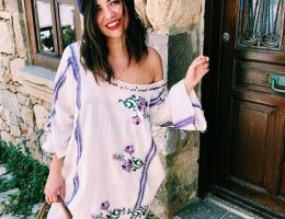 Otantik Ne Demek Otantik Nediri Bozcaada'da anlatan en güzel resim Blogger kadın Bozcaada Kadının olduğu sokaklarda Otantik Elbiselerle Yüzü Gülüyor